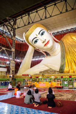 Yangon, Myanmar - 24 Ağustos 2016: Bahan İlçesi, Yangon, Myanmar'daki en ünlü Budist tapınağı Chaukhtatgyi Tapınağı'nda yatan Buda'nın dev heykeli.