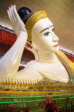 Yangon, Myanmar - 24 Ağustos 2016: Bahan İlçesi, Yangon, Myanmar'daki en ünlü Budist tapınağı Chaukhtatgyi Tapınağı'nda yatan Buda'nın dev heykeli.