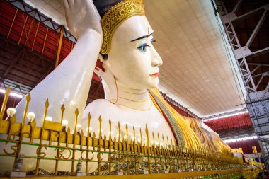 Yangon, Myanmar - 24 Ağustos 2016: Bahan İlçesi, Yangon, Myanmar'daki en ünlü Budist tapınağı Chaukhtatgyi Tapınağı'nda yatan Buda'nın dev heykeli.