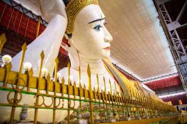 Yangon, Myanmar - 24 Ağustos 2016: Bahan İlçesi, Yangon, Myanmar'daki en ünlü Budist tapınağı Chaukhtatgyi Tapınağı'nda yatan Buda'nın dev heykeli.