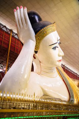 Yangon, Myanmar - 24 Ağustos 2016: Bahan İlçesi, Yangon, Myanmar'daki en ünlü Budist tapınağı Chaukhtatgyi Tapınağı'nda yatan Buda'nın dev heykeli.