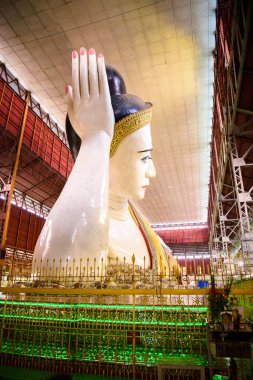 Yangon, Myanmar - 24 Ağustos 2016: Bahan İlçesi, Yangon, Myanmar'daki en ünlü Budist tapınağı Chaukhtatgyi Tapınağı'nda yatan Buda'nın dev heykeli.