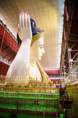 Yangon, Myanmar - 24 Ağustos 2016: Bahan İlçesi, Yangon, Myanmar'daki en ünlü Budist tapınağı Chaukhtatgyi Tapınağı'nda yatan Buda'nın dev heykeli.