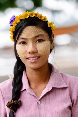 Inwa, Myanmar - 25 Ağustos 2016: Tanımlanamayan Birmanyalı kız kameraya gülümsüyor. Myanma halkının yüzde 68'i Bamar etnik grubuna mensandı