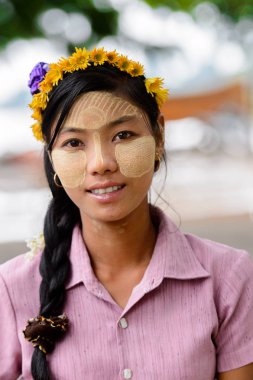 Inwa, Myanmar - 25 Ağustos 2016: Tanımlanamayan Birmanyalı kız kameraya gülümsüyor. Myanma halkının yüzde 68'i Bamar etnik grubuna mensandı