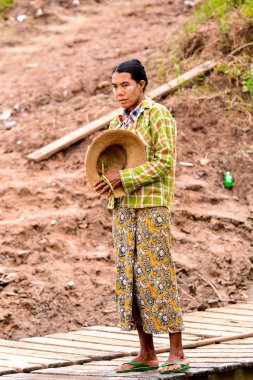 Inwa, Myanmar - 25 Ağustos 2016: Tanımlanamayan Birmanyalı kadın armut üzerinde duruyor. Myanma halkının yüzde 68'i Bamar etnik grubuna mensandı