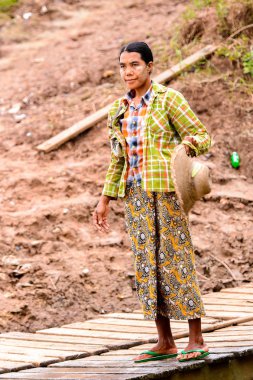 Inwa, Myanmar - 25 Ağustos 2016: Tanımlanamayan Birmanyalı kadın armut üzerinde duruyor. Myanma halkının yüzde 68'i Bamar etnik grubuna mensandı