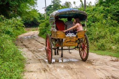 Inwa, Myanmar - 25 Ağustos 2016: Inwa, Mandalay Region, Burma yolu üzerindeki bir köyde at arabası. Bu da turistler için bir taksi seçeneği