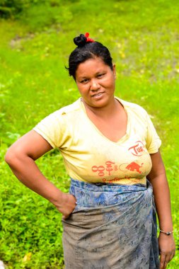 Inwa, Myanmar - 25 Ağustos 2016: Tanımlanamayan Birmanyalı kadın sahada çalışıyor. Myanma halkının yüzde 68'i Bamar etnik grubuna mensandı