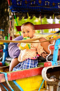 Inwa, Myanmar - 25 Ağustos 2016: Tanımlanamayan Birmanyalı küçük çocuk gülümsüyor. Myanma halkının yüzde 68'i Bamar etnik grubuna mensandı