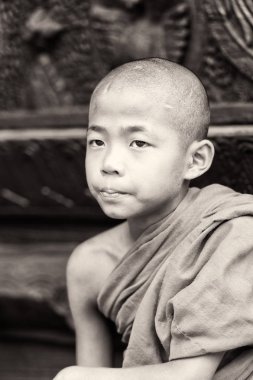 Inwa, Myanmar - 25 Ağustos 2016: Tanımlanamayan Birmanyalı küçük Budist keşiş portresi. Myanma halkının yüzde 68'i Bamar etnik grubuna mensandı