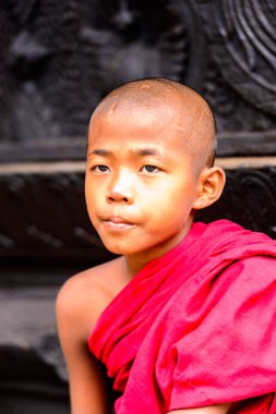 Inwa, Myanmar - 25 Ağustos 2016: Tanımlanamayan Birmanyalı küçük Budist keşiş portresi. Myanma halkının yüzde 68'i Bamar etnik grubuna mensandı