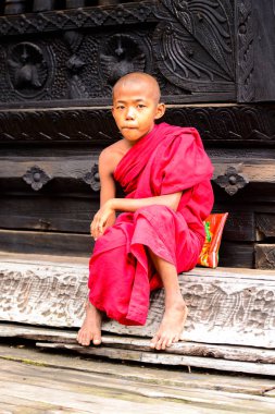 Inwa, Myanmar - 25 Ağustos 2016: Tanımlanamayan Birmanyalı küçük Budist keşiş portresi. Myanma halkının yüzde 68'i Bamar etnik grubuna mensandı