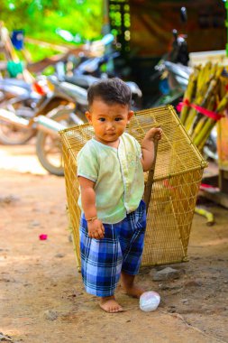 Inwa, Myanmar - 25 Ağustos 2016: Kimliği belirsiz Birmanyalı çocuk kafesi çekiyor. Myanma halkının yüzde 68'i Bamar etnik grubuna mensandı