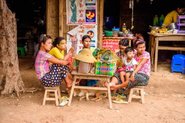 Inwa, Myanmar - 25 Ağustos 2016: Köydeki Yerel Birmanyalı kadınlar.