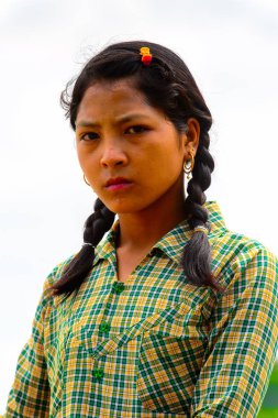 Inwa, Myanmar - 25 Ağustos 2016: Siyah pikkuyruklu tanımlanamayan Birmanyalı kız. Myanma halkının yüzde 68'i Bamar etnik grubuna mensandı