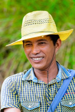 Inwa, Myanmar - 25 Ağustos 2016: Şapkalı kimliği belirsiz Birmanyalı genç adam gülümsüyor. Myanma halkının yüzde 68'i Bamar etnik grubuna mensandı