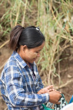 Inwa, Myanmar - 25 Ağustos 2016: Tanımlanamayan Birmanyalı kız satılık hediyelik eşya lar sunuyor. Myanma halkının yüzde 68'i Bamar etnik grubuna mensandı