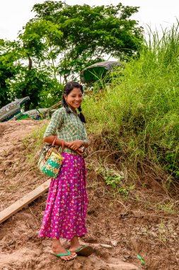 Inwa, Myanmar - 25 Ağustos 2016: Yerel Birmanyalı kadının portresi.