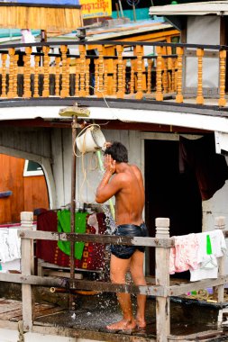 Mandalay, Myanmar - 26 Ağustos 2016: Tanımlanamayan Birmanyalı çocuk duş için bir kova su kullanıyor. Myanma halkının yüzde 68'i Bamar etnik grubuna mensandı