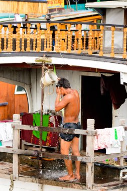 Mandalay, Myanmar - 26 Ağustos 2016: Tanımlanamayan Birmanyalı çocuk duş için bir kova su kullanıyor. Myanma halkının yüzde 68'i Bamar etnik grubuna mensandı