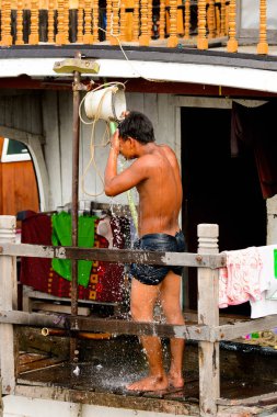 Mandalay, Myanmar - 26 Ağustos 2016: Tanımlanamayan Birmanyalı çocuk duş için bir kova su kullanıyor. Myanma halkının yüzde 68'i Bamar etnik grubuna mensandı