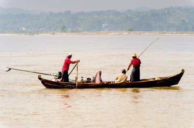 Irrawaddy Nehri, Myanmar - 26 Ağustos 2016: Irrawaddy Nehri üzerinde ahşap bir teknede tanımlanamayan Birmanya peope, Myanmar. Bu en büyük rive ve en önemli ticari su yolu