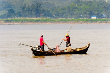 Irrawaddy Nehri, Myanmar - 26 Ağustos 2016: Irrawaddy Nehri üzerinde ahşap bir teknede tanımlanamayan Birmanya peope, Myanmar. Bu en büyük rive ve en önemli ticari su yolu
