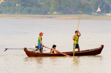 Irrawaddy Nehri, Myanmar - 26 Ağustos 2016: Irrawaddy Nehri üzerinde ahşap bir teknede tanımlanamayan Birmanya peope, Myanmar. Bu en büyük rive ve en önemli ticari su yolu