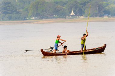 Irrawaddy Nehri, Myanmar - 26 Ağustos 2016: Irrawaddy Nehri üzerinde ahşap bir teknede tanımlanamayan Birmanya peope, Myanmar. Bu en büyük rive ve en önemli ticari su yolu
