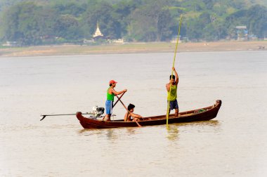 Irrawaddy Nehri, Myanmar - 26 Ağustos 2016: Irrawaddy Nehri üzerinde ahşap bir teknede tanımlanamayan Birmanya peope, Myanmar. Bu en büyük rive ve en önemli ticari su yolu