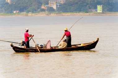 Irrawaddy Nehri, Myanmar - 26 Ağustos 2016: Irrawaddy Nehri üzerinde ahşap bir teknede tanımlanamayan Birmanya peope, Myanmar. Bu en büyük rive ve en önemli ticari su yolu