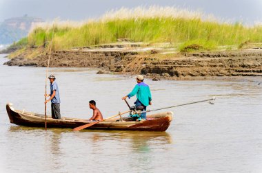 Irrawaddy Nehri, Myanmar - 26 Ağustos 2016: Irrawaddy Nehri üzerinde ahşap bir teknede tanımlanamayan Birmanya peope, Myanmar. Bu en büyük rive ve en önemli ticari su yolu