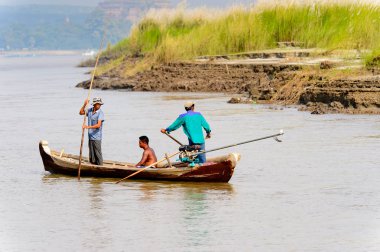 Irrawaddy Nehri, Myanmar - 26 Ağustos 2016: Irrawaddy Nehri üzerinde ahşap bir teknede tanımlanamayan Birmanya peope, Myanmar. Bu en büyük rive ve en önemli ticari su yolu