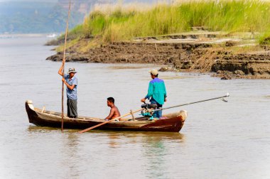 Irrawaddy Nehri, Myanmar - 26 Ağustos 2016: Irrawaddy Nehri üzerinde ahşap bir teknede tanımlanamayan Birmanya peope, Myanmar. Bu en büyük rive ve en önemli ticari su yolu