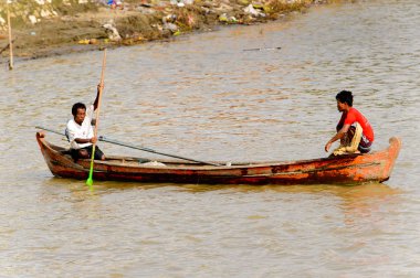 Irrawaddy Nehri, Myanmar - 26 Ağustos 2016: Irrawaddy Nehri üzerinde tekne, Myanmar. Bu en büyük rive ve en önemli ticari su yolu