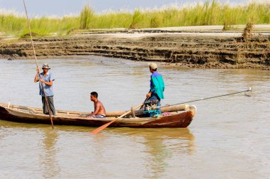 Irrawaddy Nehri, Myanmar - 26 Ağustos 2016: Irrawaddy Nehri üzerinde ahşap bir teknede tanımlanamayan Birmanya peope, Myanmar. Bu en büyük rive ve en önemli ticari su yolu