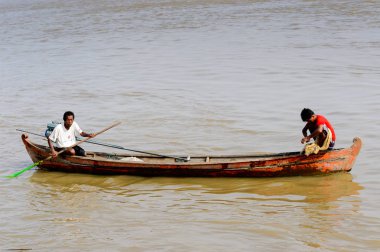 Irrawaddy Nehri, Myanmar - 26 Ağustos 2016: Irrawaddy Nehri üzerinde tekne, Myanmar. Bu en büyük rive ve en önemli ticari su yolu