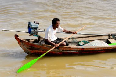 Irrawaddy Nehri, Myanmar - 26 Ağustos 2016: Irrawaddy Nehri üzerinde ahşap bir teknede tanımlanamayan Birmanyalı adam, Myanmar. Bu en büyük rive ve en önemli ticari su yolu