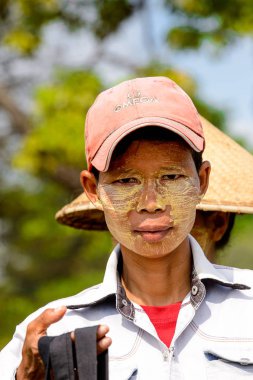 Mingun, Myanmar - 26 Ağustos 2016: Yüzü tanımlanamayan Birmanyalı adam. Myanma halkının yüzde 68'i Bamar etnik grubuna mensandı