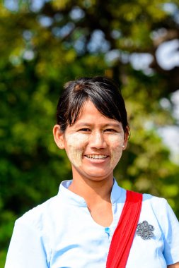 Mingun, Myanmar - 26 Ağustos 2016: Yüzü tanımlanamayan Birmanyalı kadın. Myanma halkının yüzde 68'i Bamar etnik grubuna mensandı