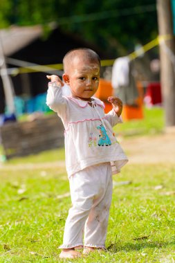 Mingun, Myanmar - 26 Ağustos 2016: Tanımlanamayan birmanyalı küçük kız, yanakları boyalı. Myanma halkının yüzde 68'i Bamar etnik grubuna mensandı