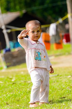 Mingun, Myanmar - 26 Ağustos 2016: Tanımlanamayan birmanyalı küçük kız, yanakları boyalı. Myanma halkının yüzde 68'i Bamar etnik grubuna mensandı