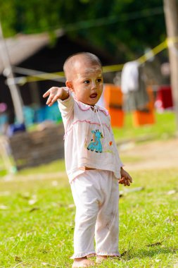 Mingun, Myanmar - 26 Ağustos 2016: Tanımlanamayan birmanyalı küçük kız, yanakları boyalı. Myanma halkının yüzde 68'i Bamar etnik grubuna mensandı