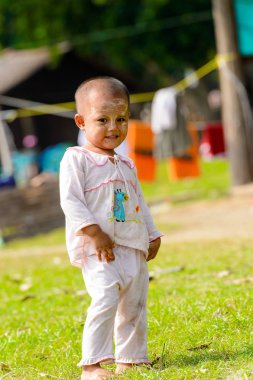 Mingun, Myanmar - 26 Ağustos 2016: Tanımlanamayan birmanyalı küçük kız, yanakları boyalı. Myanma halkının yüzde 68'i Bamar etnik grubuna mensandı