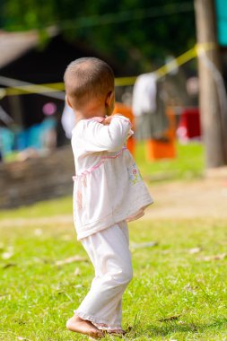 Mingun, Myanmar - 26 Ağustos 2016: Tanımlanamayan birmanyalı küçük kız, yanakları boyalı. Myanma halkının yüzde 68'i Bamar etnik grubuna mensandı
