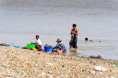 Irrawaddy Nehri, Myanmar - 26 Ağustos 2016: Irrawaddy Nehri'nde tanımlanamayan Birmanya peope temiz giysiler, Myanmar. Bu en büyük rive ve en önemli ticari su yolu