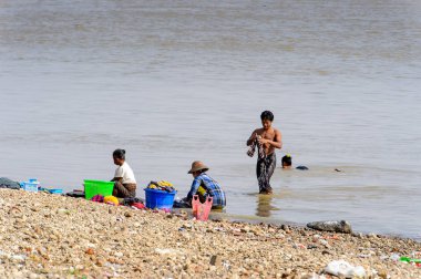 Irrawaddy Nehri, Myanmar - 26 Ağustos 2016: Irrawaddy Nehri'nde tanımlanamayan Birmanya peope temiz giysiler, Myanmar. Bu en büyük rive ve en önemli ticari su yolu