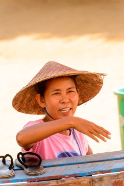 Mingun, Myanmar - 26 Ağustos 2016: Geleneksel şapkalı tanımlanamayan Birmanyalı kadın. Myanma halkının yüzde 68'i Bamar etnik grubuna mensandı