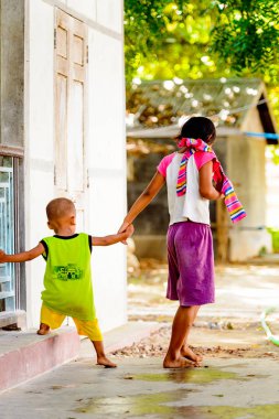 Mingun, Myanmar - 26 Ağustos 2016: Sokakta kimliği belirsiz Birmanyalı kız ve erkek. Myanma halkının yüzde 68'i Bamar etnik grubuna mensandı